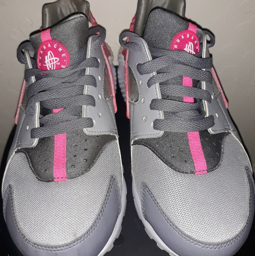 Tennis shoes